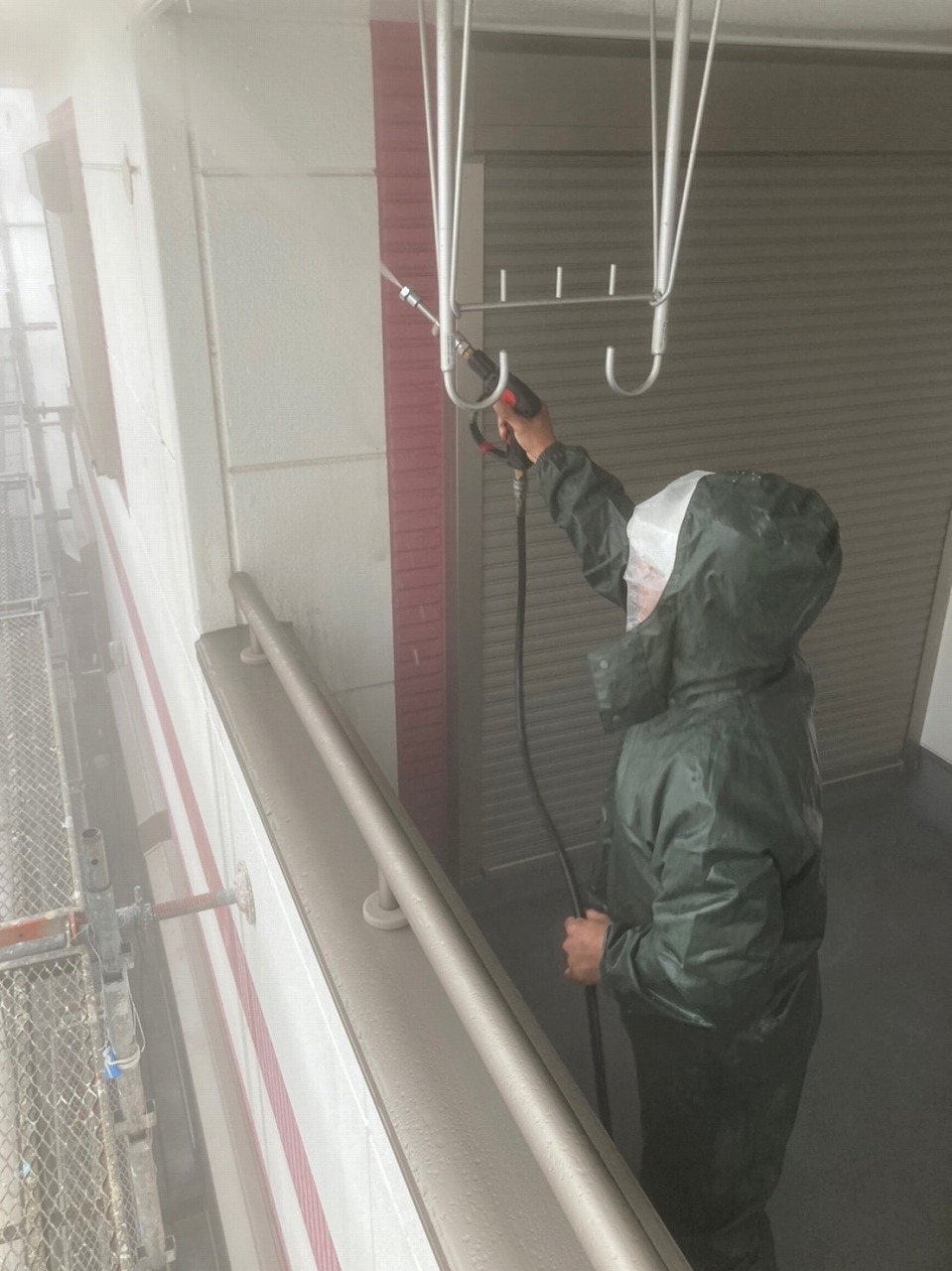 奈良市で外壁塗装前の洗浄作業中